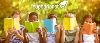 Grupo de cinco niños concentrados leyendo un cuaderno